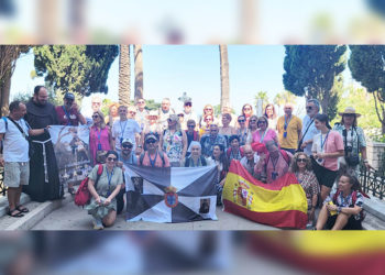 camino-tierra-santa-ceuties-peregrinan-bandera-ceuta1