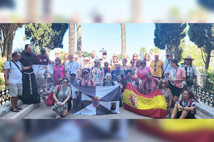 camino-tierra-santa-ceuties-peregrinan-bandera-ceuta1