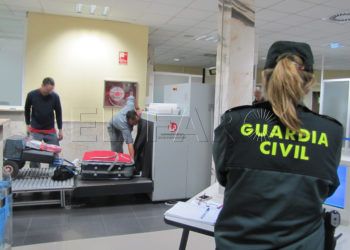 guardia-civil-control-puerto-embarque-pasajeros