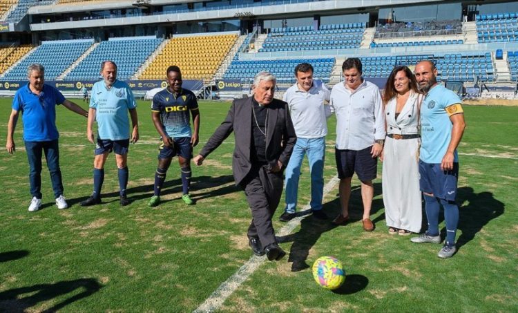 obispo-saque-honor-torneo-inmigracion-padre-gabriel-002