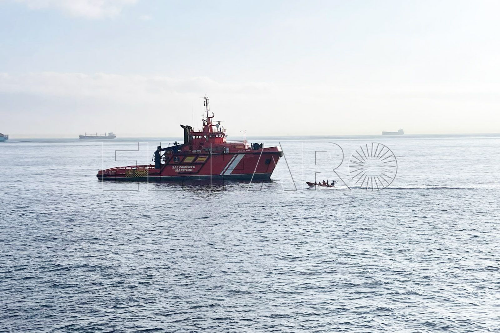 rescate-inmigrantes-embarcacion-luz-mar-salvamento-maritimo-tarifa-2