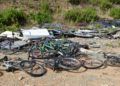 residuos-coches-abandonados-bicicletas-arcos-quebrados-24