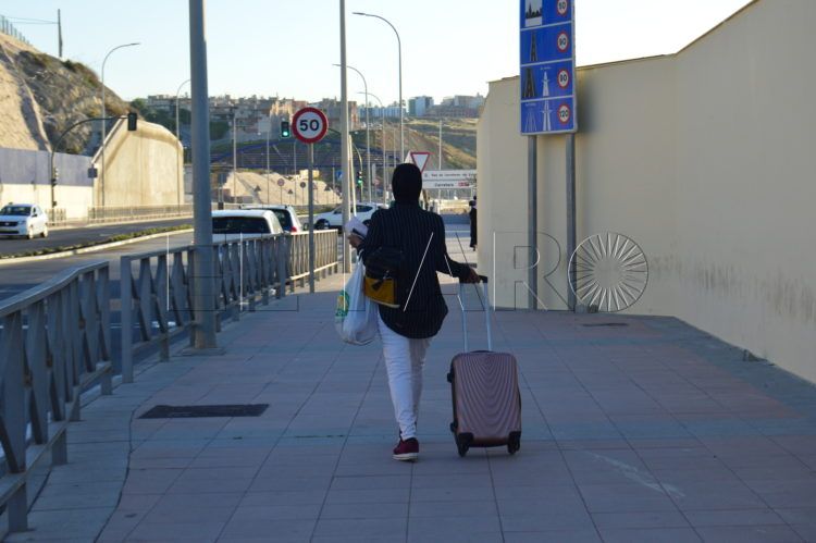 trabajadora-transfronteriza-frontera