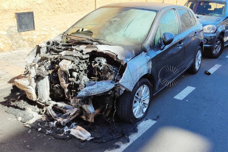 coche-quemado-incendio-avenida-africa