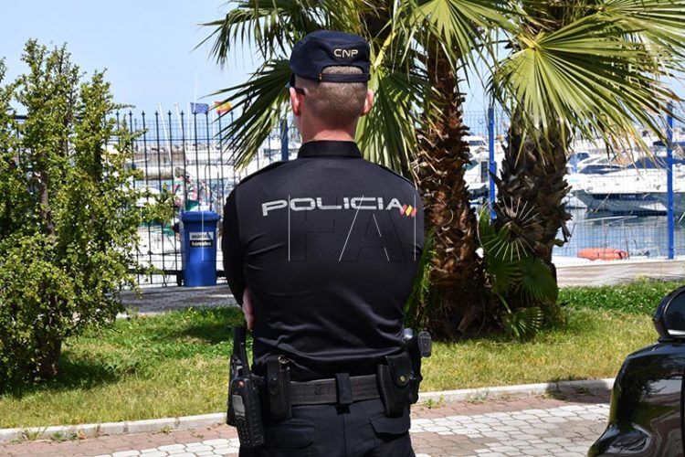 detenido-puerto-deportivo-inmigrantes-embarcacion