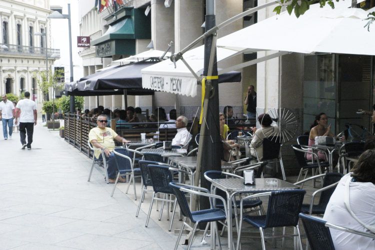 gente-paseando-bar-paseo-revellin