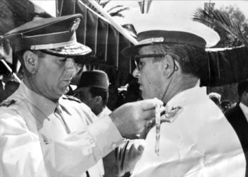 gobernador-general-ifni-imponiendo-comandante-juan-pelaez-nunez-condecoracion-orden-africa