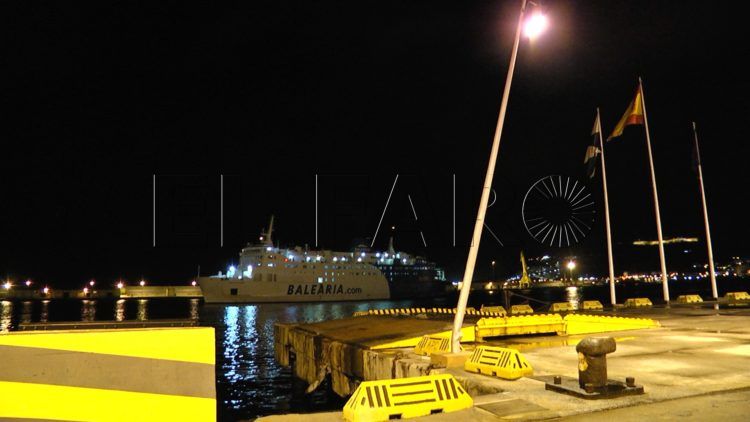 puerto-barco-balearia-noche