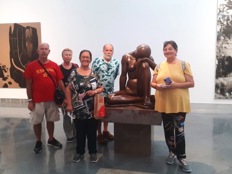 alumnos-centro-mayores-imserso-visitan-museo-arte-1