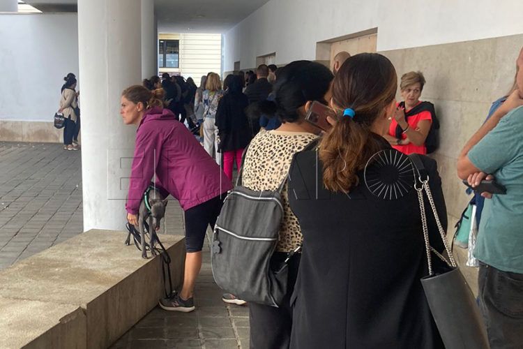 enfado-padres-reparto-invitaciones-fiesta-mochila