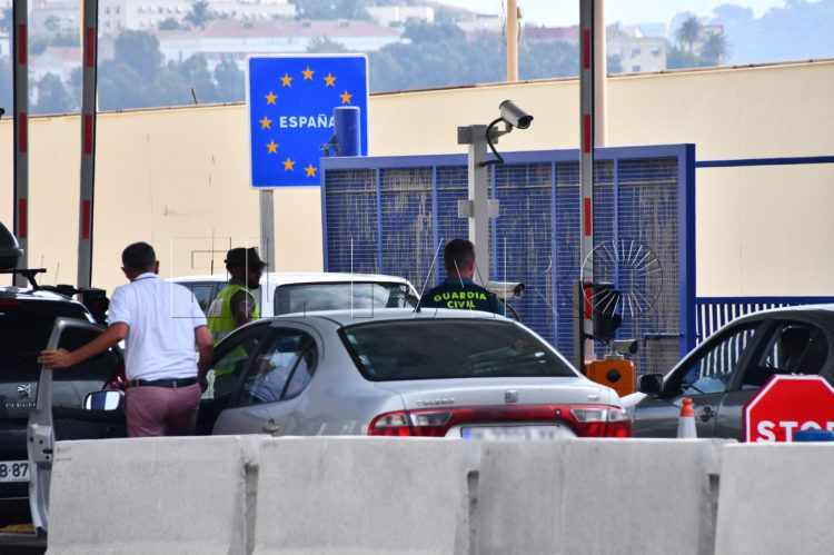 frontera-tarajal-control-vehiculos-guardia-civil-camara-seguridad