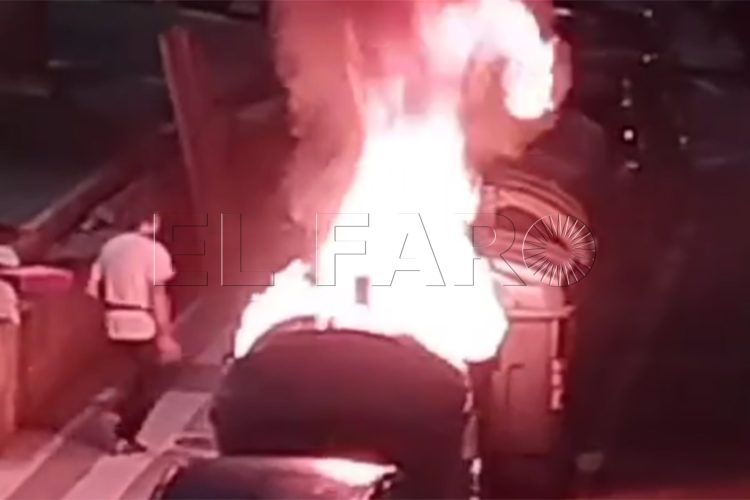 hombre-evita-fuego-propague-quema-contenedores