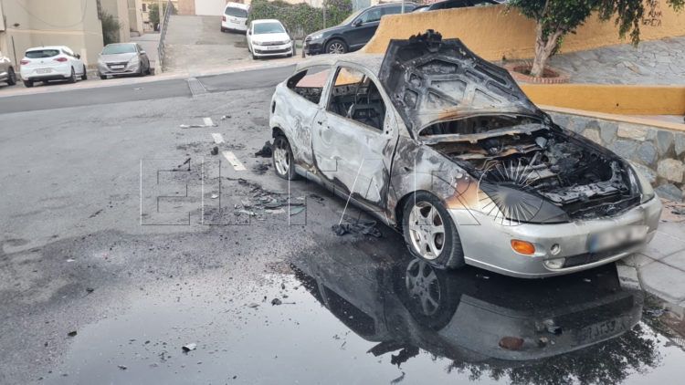 incendio-coche-quemado-pabellon-libertad-2