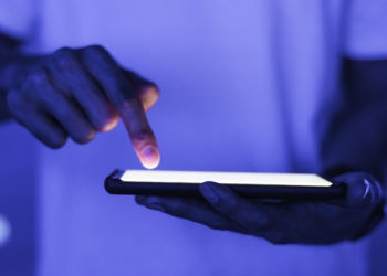 pantalla-telefono-inteligente-blanco-espacio-diseno