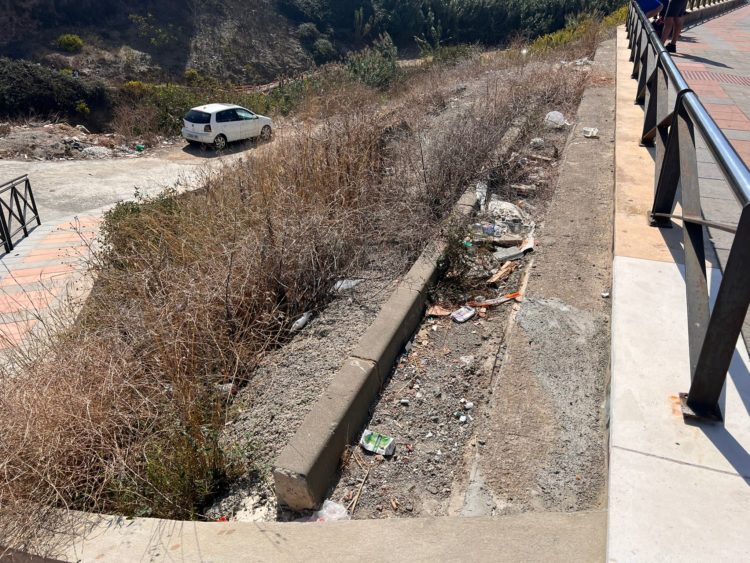 suciedad-dejadez-barriada-sardinero-adoratrices-4