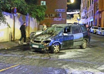 bomberos-policia-actuan-quema-coche-centro4