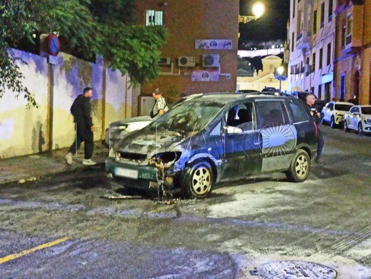 bomberos-policia-actuan-quema-coche-centro4
