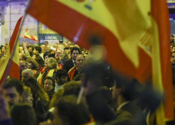 MADRID, 14/11/2023.- Centenares de personas participan en la manifestación convocada contra la amnistía y el Gobierno de Pedro Sánchez en las inmediaciones de la sede del PSOE, hoy martes en la madrileña calle de Ferraz. EFE/Kiko Huesca