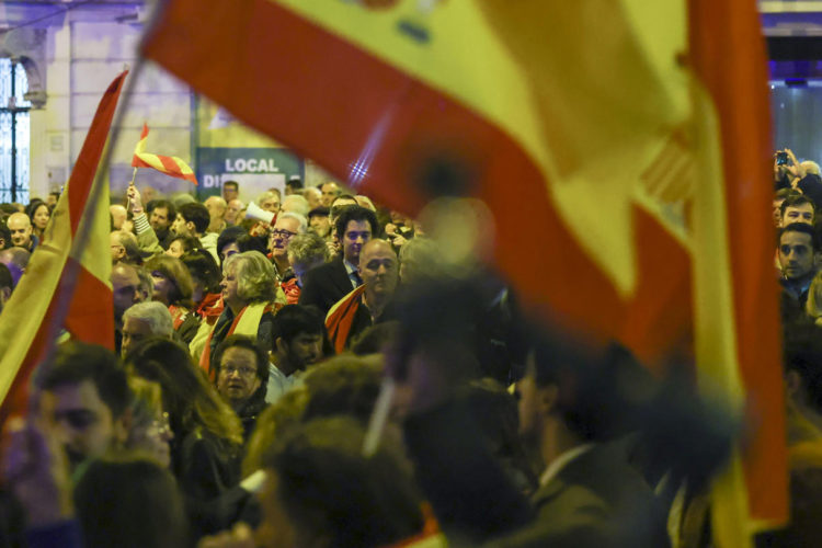 MADRID, 14/11/2023.- Centenares de personas participan en la manifestación convocada contra la amnistía y el Gobierno de Pedro Sánchez en las inmediaciones de la sede del PSOE, hoy martes en la madrileña calle de Ferraz. EFE/Kiko Huesca