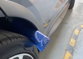 robo-coches-truco-botella-rueda