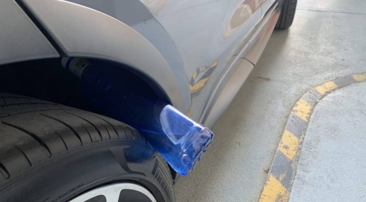 robo-coches-truco-botella-rueda