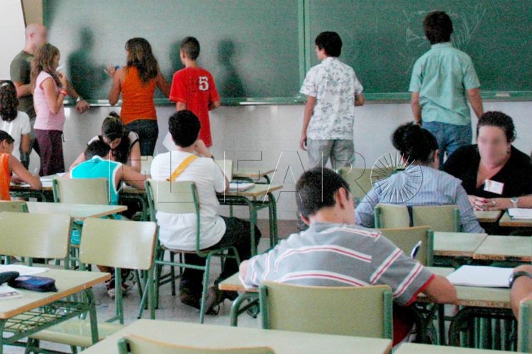 colegio-alumnos-espaldas