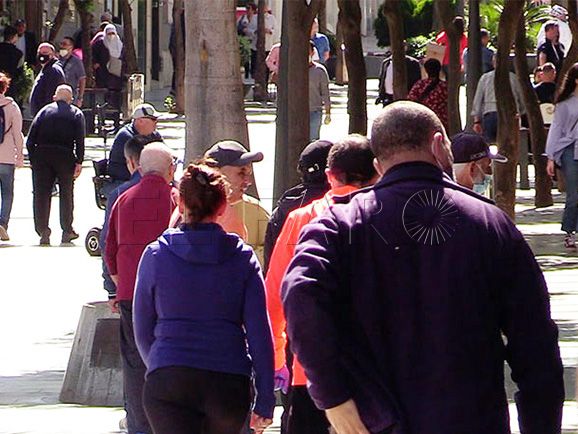 gente-paseando-calle