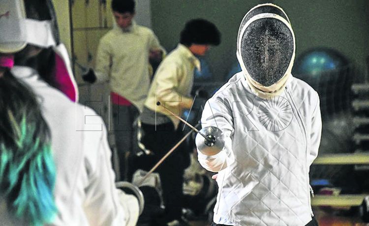 pabellon-guillermo-molina-acoge-trofeo-polvoron-esgrima