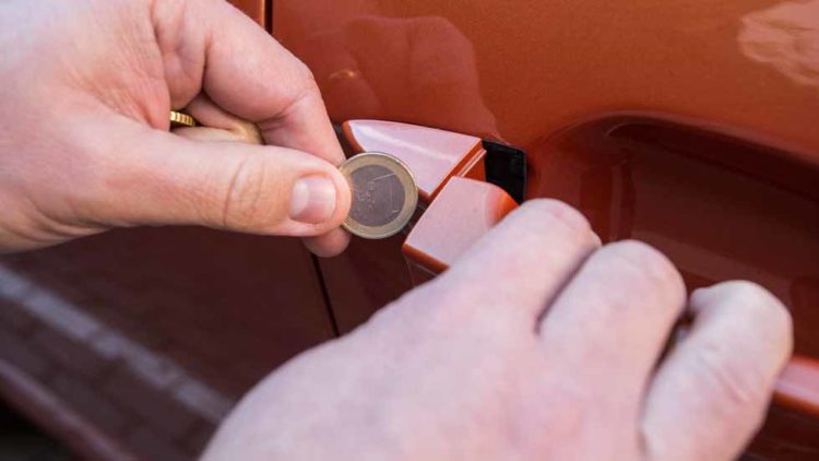 truco-moneda-robar-coches