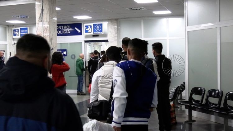 Adiós CETI: 77 inmigrantes marchan a la Península