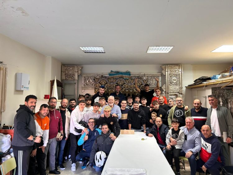 costaleros-virgen-soledad-hermandad-santo-entierro