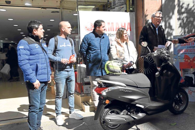 moto-sorteo-navidad-centro-comercial-abierto-ganadora