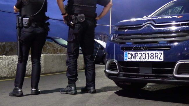policia-nacional-coche-espalda-pies