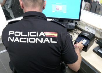policia-nacional-espalda-ordenador-control-embarque-estacion-maritima