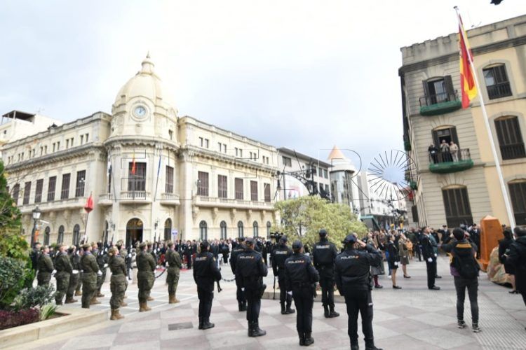 policia-nacional-izado-bandera-bicentenario-019