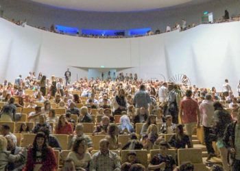 teatro-auditorio-revellin-lleno-gente_edited