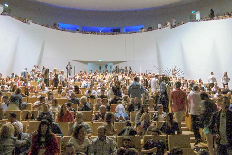 teatro-auditorio-revellin-lleno-gente_edited
