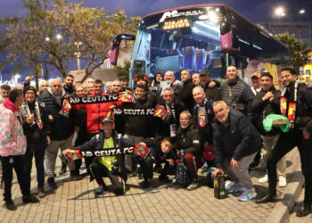 aficion-ceuta-entrega-placa-agradecimiento-chofer-confianza-1