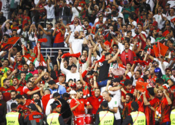 GR6010. RAYÁN (CATAR), 17/12/2022.- Aficionados de Marruecos animan hoy, en un partido por el tercer lugar del Mundial de Fútbol Qatar 2022 entre Croacia y Marruecos en el estadio Internacional Jalifa en Rayán (Catar). EFE/ Alberto Estevez