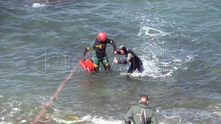 inmigrantes-espigon-benzu-guardia-civil-salvamento-maritimo-marruecos-016