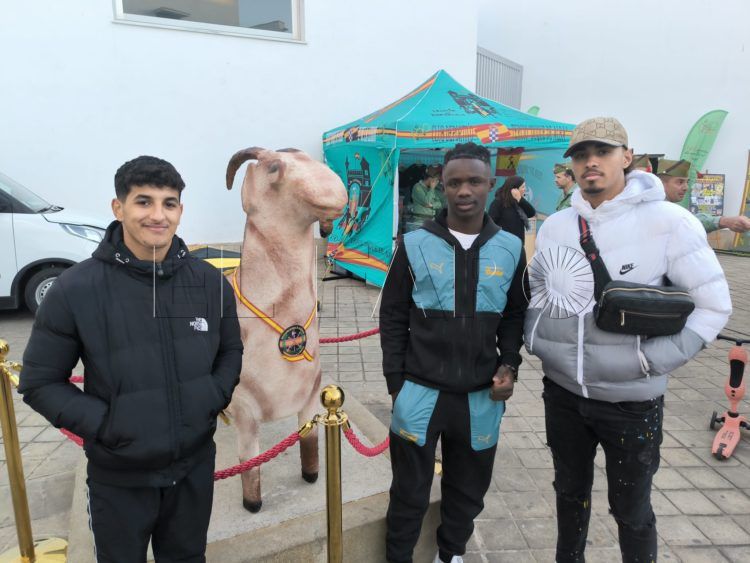 menores-centro-esperanza-cabra-legion-entrega-dorsales-cuna-3