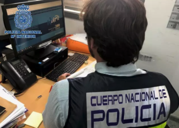 policia-nacional-espalda-ordenador