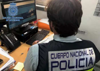 policia-nacional-ordenador-espalda