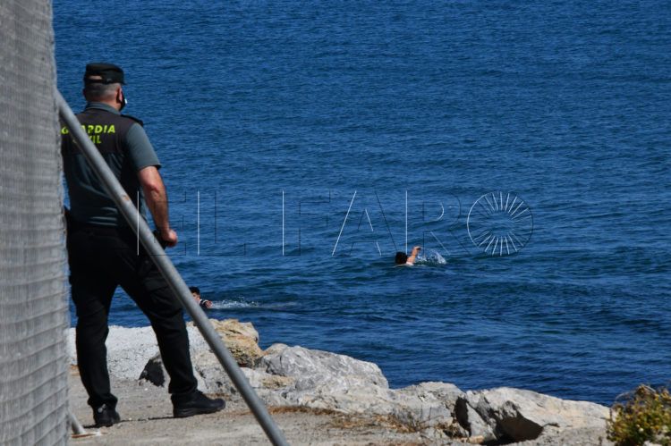 guardia-civil-inmigrante-nado-frontera-tarajal