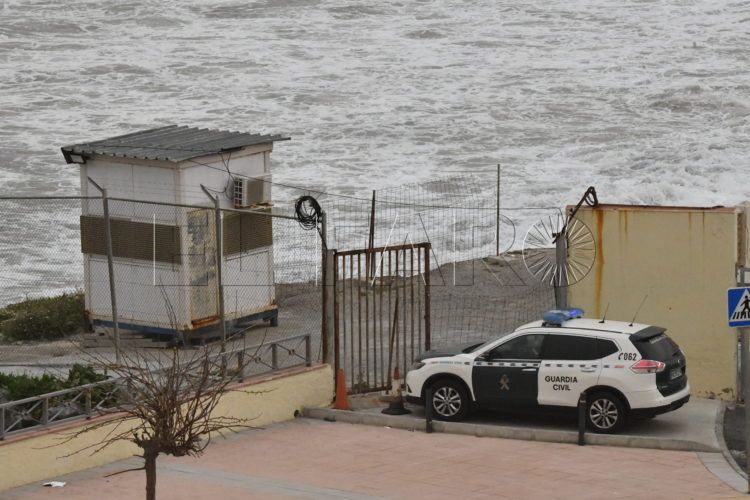 guardia-civil-temporal-salvar-vidas-inmigrantes-espigon-tarajal-4