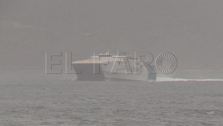 lucha-barcos-contra-temporal-estrecho-dana-009