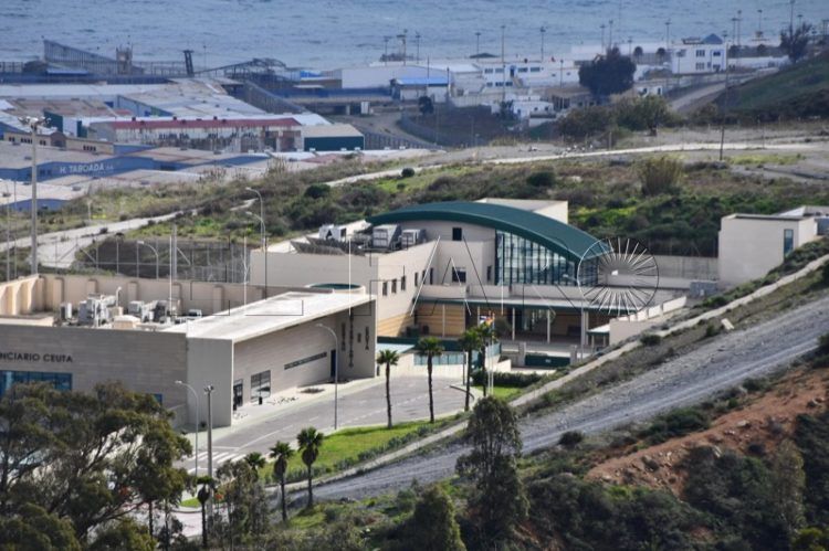 prision-robar-coche-colarse-aparcamiento