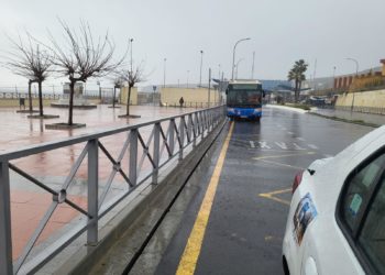 tercermundismo-frontera-sin-mamparas-esperar-bus-taxi