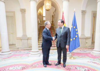 albares-asegura-vivas-apertura-aduana-realista-006