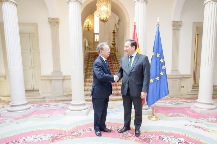 albares-asegura-vivas-apertura-aduana-realista-006